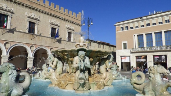 L'opposizione non vuole stand gastronomici non marchigiani in Piazza del Popolo