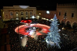 "Batte forte il cuore di Pesaro", illuminato l'albero nella piazza del Natale