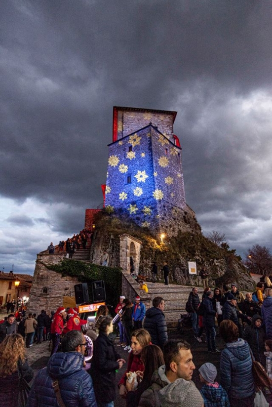 I mercatini nel Castello di Babbo Natale, a Frontone domenica chiude una edizione super