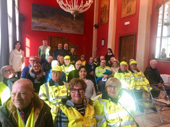 Gli auguri ai nonni-vigile, un servizio per l'indipendenza e la sicurezza dei bambini