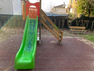 Imbrattato il parco giochi di via Rossi, Belloni: "Gli stupidi si divertono sempre con poco"
