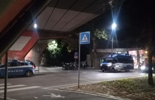 Fuga, calci e pugni questo pomeriggio a Pesaro ma gli agenti riescono a fermarlo: arrestato spacciatore