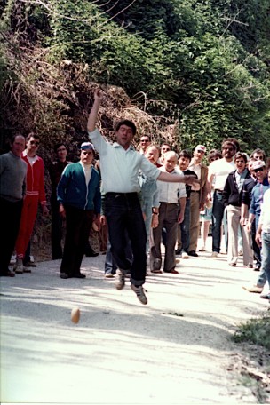 A San Costanzo torna il tradizionale lancio del formaggio