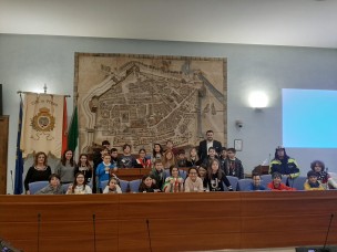 I bambini della "Collodi" di Pesaro tra i banchi della sala del Consiglio comunale