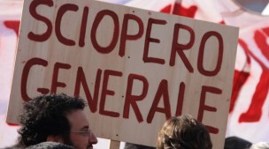 Sciopero dei lavoratori del settore legno arredo industria, a Pesaro manifestazione in Piazza del Popolo