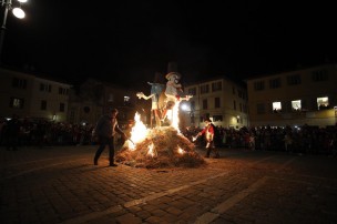 Il Carnevale si chiude col Martedì Grasso tra le fiamme del Pupo