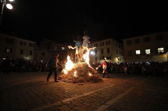 Il Carnevale si chiude col Martedì Grasso tra le fiamme del Pupo