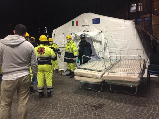 La Protezione Civile a sostegno dell'ospedale San Salvatore di Pesaro, montate nuove tende e letti