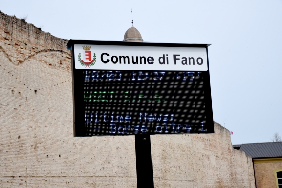 Aset installa il primo tabellone elettronico informativo nel Comune di Fano