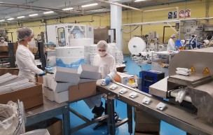 Servono mascherine e respiratori: fino a 800mila euro per chi riconverte gli impianti