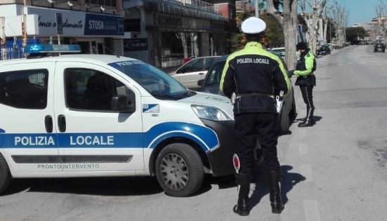 A Fano denunciata un'infermiera positiva al Covid 19, passeggiava con marito e figli nonostante l'isolamento domiciliare imposto ai 4