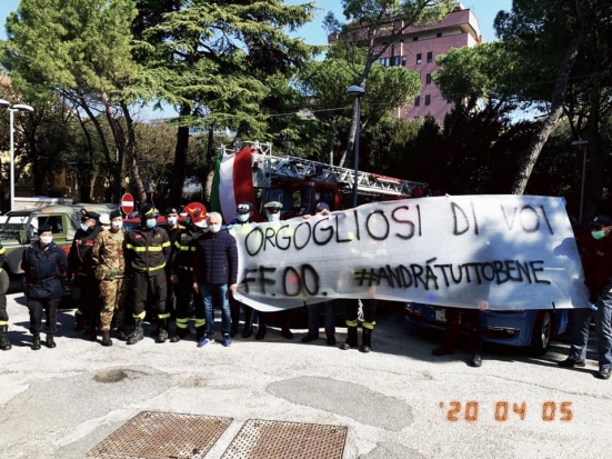 L'omaggio delle Forze dell'Ordine oggi davanti al Pronto Soccorso di Pesaro - VIDEO