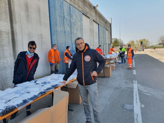 Ricci: «Da domani distribuzione gratuita e ‘porta a porta’ di 230mila mascherine ai pesaresi»