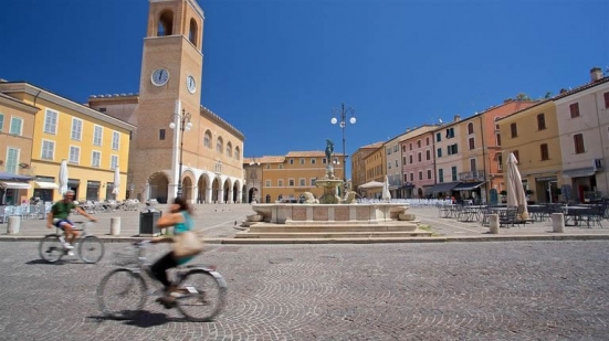 Fano, deroghe sugli arredi urbani e maggiore suolo pubblico agli esercenti: c’è l’ok della Giunta