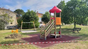 Sistemata l'area giochi di via Fratelli Cervi grazie alla Banca di Pesaro