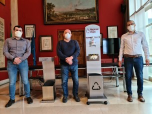 Guanti e mascherine lasciati in giro per la città. Ricci: «È da incivili»