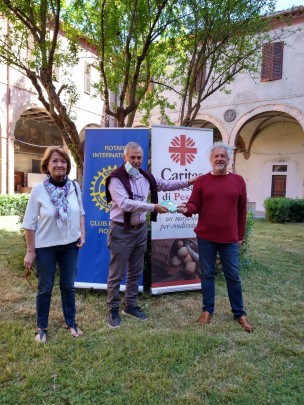 Il Rotary Club Pesaro Rossini ha donato 2200€ di buoni farmaci e spesa alla Caritas
