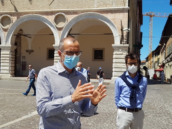 Da venerdì al 2 giugno mascherina obbligatoria nelle zone della movida pesarese dopo le 18:00