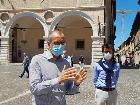 Da oggi fino a martedì obbligo di mascherina nelle zone della movida pesarese