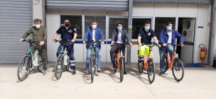 Due aziende fanesi hanno donato sei biciclette e 1400€ alla Protezione Civile