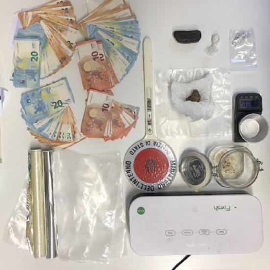 Arrestato 31enne abitante a Mombaroccio: rinvenute nel suo domicilio hashish, cocaina, oppio e metamfetamina