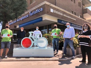 Bici in polistirolo ecologico donata da Poliplast alla città, Ricci: "Contribuirà a promuovere l'identità pesarese"