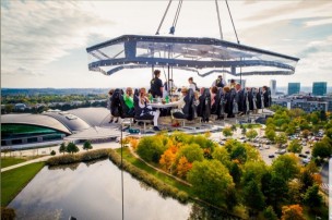 "Dinner in the sky" sbarca a Pesaro in piazzale della Libertà: cene e aperitivi a 50 metri di altezza sospesi tra mare e terra
