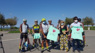 Cinque ciclisti sono partiti dalla Sicilia per andare in Lombardia a ringraziare i medici