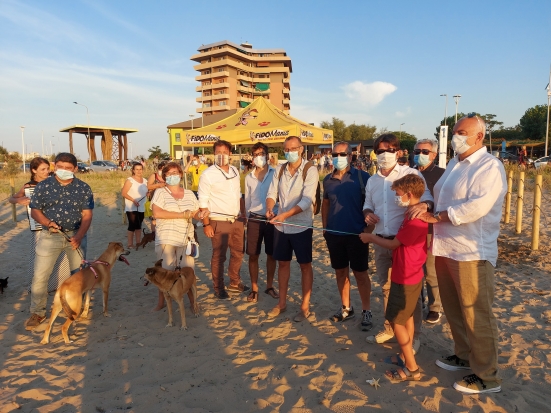 Battesimo per la "dog beach" e spiagge libere con docce, bagni e servizi