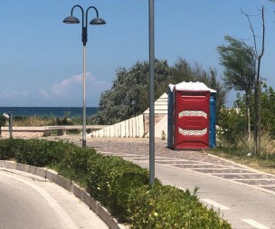 I consiglieri comunali della Lega Pesaro: "I nuovi bagni chimici in Baia Flaminia sono decisamente antiestetici"