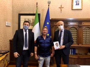 Manzoff in visita dal Prefetto, Perugini: "Grande carica positiva, è un esempio per molti"