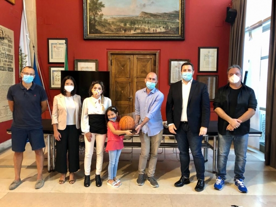 Convinto dalla figlia, un tifoso ha donato in beneficenza il pallone del secondo scudetto della Vuelle