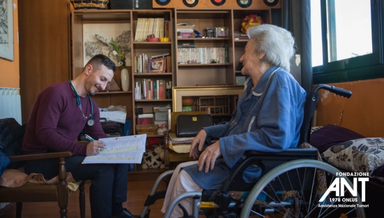 La Fondazione Cassa di Risparmio di Pesaro ha assegnato 10.000 € all'ANT per sostenere l’assistenza specialistica domiciliare