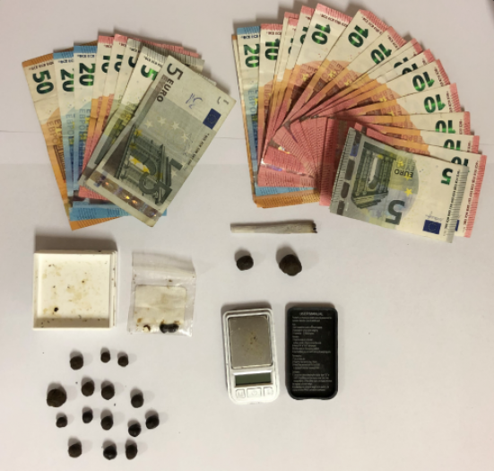 Droga agli Orti Giuli: fermata ragazza con 17 dosi di hashish, altri 17 grammi trovati tra il fogliame