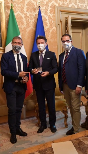 Il Presidente Conte riceve dalla Svim a palazzo Chigi la moneta celebrativa del V centenario Raffaellesco