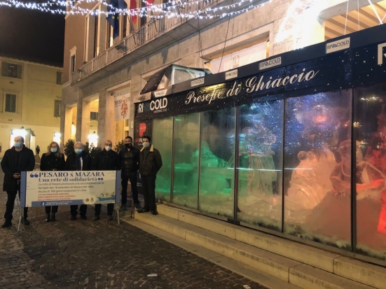 Inaugurato il presepe di ghiaccio in Piazza del Popolo, realizzato con 3000Kg di ghiaccio e 150 ore di lavoro