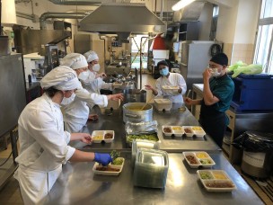 300 pasti ai volontari dello screening grazie agli studenti del "Santa Marta" e alla Banca di Pesaro