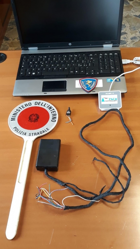 Ritirata patente a Fano, alterava il cronotachigrafo per il monitoraggio dei km percorsi e tempi di guida