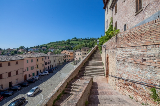 La cinta muraria di Cartoceto tornerà a splendere: in arrivo 1,5 milioni di euro per i lavori