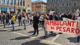 Manifestazione a Pesaro, Varotti (Confcommercio): "Diritto al lavoro e ristori adeguati" - FOTO