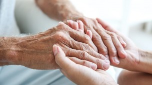 Da lunedì il via alle domande per i contributi alle famiglie con anziani non autosufficienti