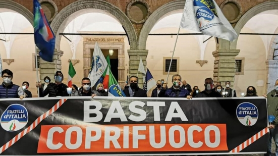 Flash mob di Fratelli d'Italia davanti la prefettura di Pesaro per dire no al coprifuoco