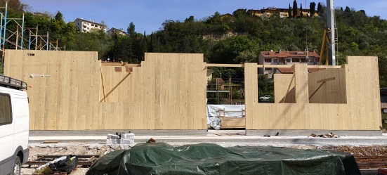 È in fase di montaggio il nuovo municipio in legno di Vallefoglia