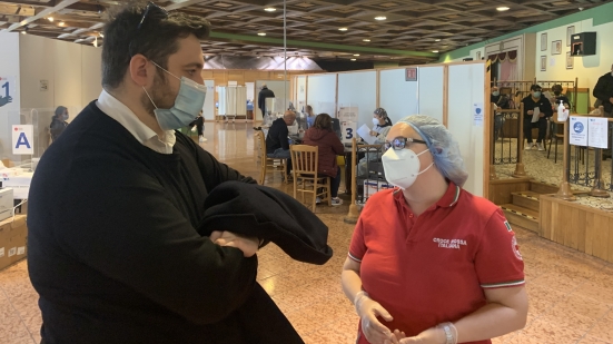 Perugini in visita al punto vaccini di Pesaro: "Mancano le prenotazioni, Regione e Asur aprano le liste agli under 65"