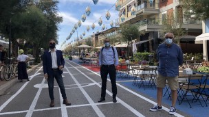 Nuovi allestimenti in zona mare a Pesaro e al via l'isola pedonale, Ricci e Belloni: "Ripartiamo dagli spazi"