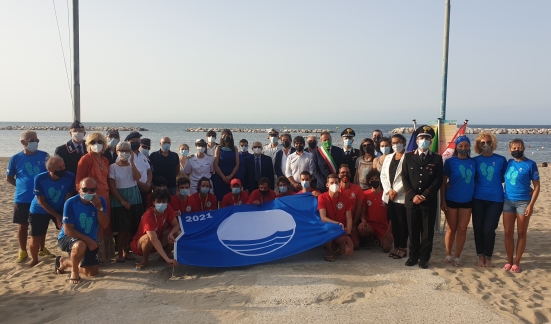Si è svolta in spiaggia libera Sottomonte la Cerimonia per la 28esima Bandiera Blu di Gabicce Mare