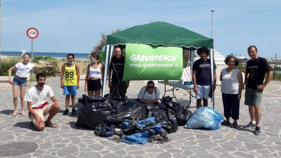 Spiaggia di Baia Flaminia e LungoFoglia puliti dai rifiuti grazie ai volontari di Greenpeace Pesaro
