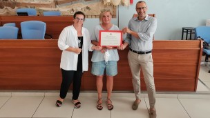 Cinquant'anni di attività: il riconoscimento della città a Milena Fiorani, storica commerciante del centro