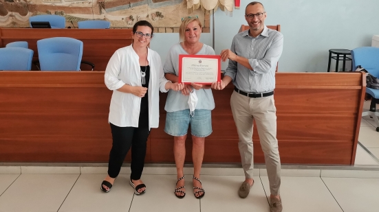 Cinquant'anni di attività: il riconoscimento della città a Milena Fiorani, storica commerciante del centro