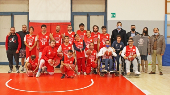 Il Leo Club di Pesaro dona materiale sportivo alla squadra Lupo Baskin